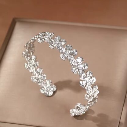bracelet jonc avec fleurs en acier inoxydable
