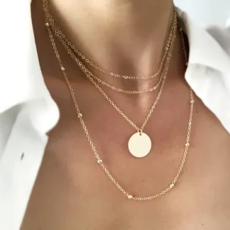 collier avec trois chaines et petite medaille