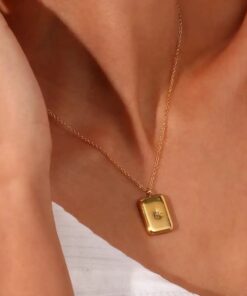 collier medaille rectangle femme