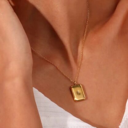 collier medaille rectangle femme