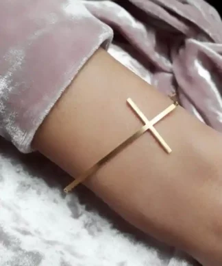 bracelet croix femme tendance 2024