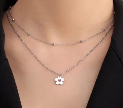 collier femme avec fleur