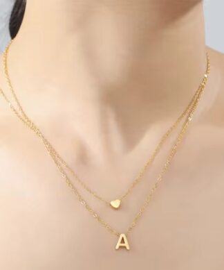 collier avec lettre initiale en acier inoxydable