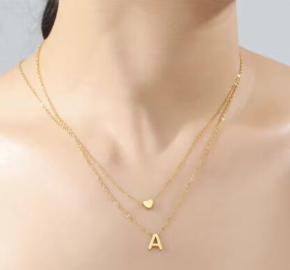 collier avec lettre initiale en acier inoxydable