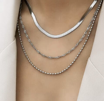 collier superpose avec trois chaines en acier inoxydable argente